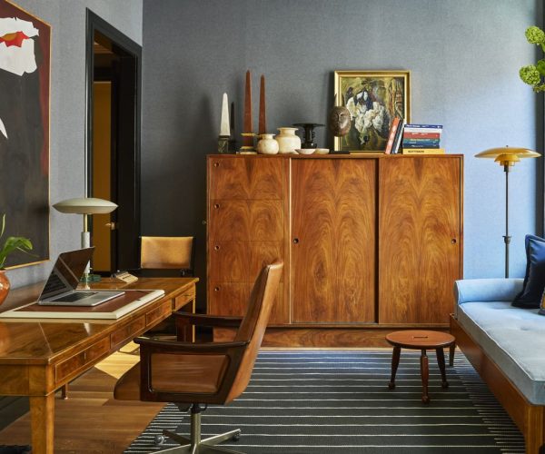 at_style_2020-08_Old wood furniture_Alexander_Doherty_Marius_Chira-212_5th__Ave_23517